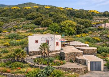 Il dammuso dei silenzi. Ai piedi della Montagna Grande  – Pantelleria